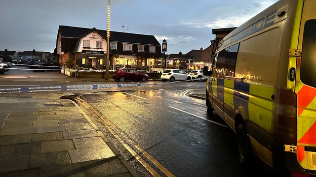 Một người thiệt mạng, nhiều người bị thương sau vụ nổ súng trong đêm Giáng sinh ở Anh  - Ảnh 1.