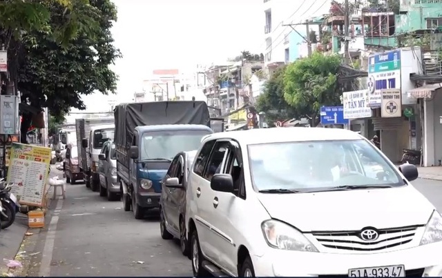 TP Hồ Chí Minh: Quá tải đăng kiểm, người dân ồ ạt về các tỉnh lân cận đăng kiểm xe - Ảnh 1.