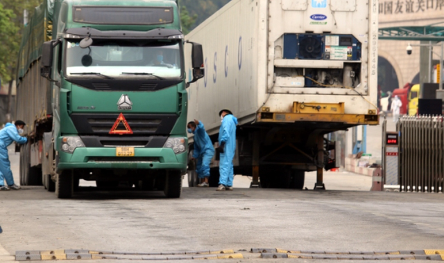 Hơn 1.000 xe làm thủ tục qua cửa khẩu của Lạng Sơn mỗi ngày - Ảnh 1.