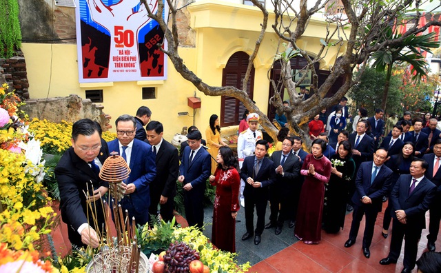 Lãnh đạo thành phố Hà Nội dâng hương tại Đài tưởng niệm Khâm Thiên - Ảnh 5.