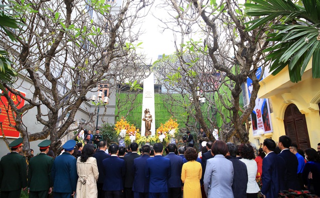 Lãnh đạo thành phố Hà Nội dâng hương tại Đài tưởng niệm Khâm Thiên - Ảnh 4.
