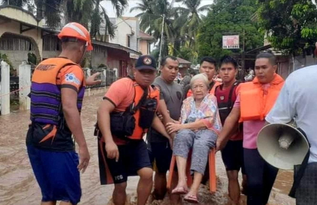 Số người thiệt mạng vì mưa lớn và lũ lụt ở Philippines tăng lên 13, 23 người mất tích - Ảnh 1.
