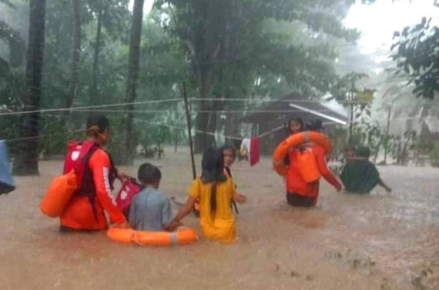 Số người thiệt mạng vì mưa lớn và lũ lụt ở Philippines tăng lên 13, 23 người mất tích - Ảnh 2.