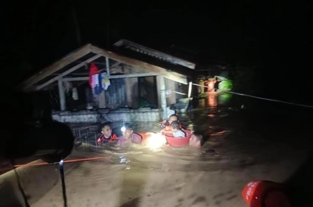 Số người thiệt mạng vì mưa lớn và lũ lụt ở Philippines tăng lên 13, 23 người mất tích - Ảnh 8.