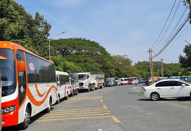Ô tô xếp hàng dài hơn 2 km chờ đăng kiểm ở Đồng Nai - Ảnh 1.
