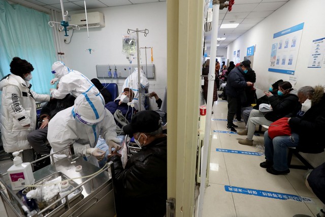 Các bệnh viện Trung Quốc bận rộn khi COVID-19 lây lan không kiểm soát - Ảnh 1.
