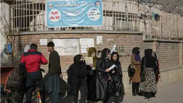 Hội đồng Bảo an LHQ yêu cầu Taliban đảo ngược lệnh cấm đối với phụ nữ Afghanistan - Ảnh 1.