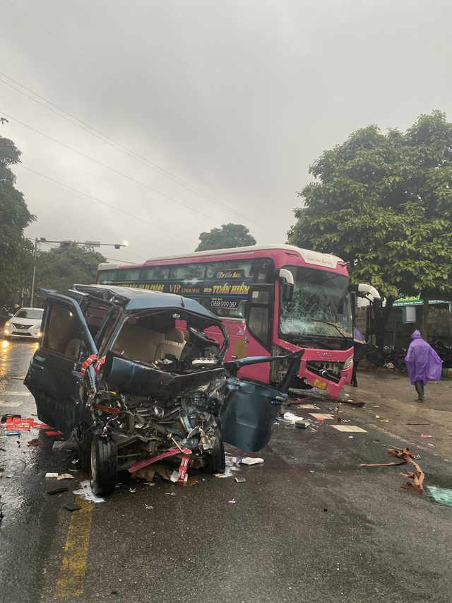 Tai nạn giao thông nghiêm trọng ở Hòa Bình, 2 người thương vong - Ảnh 2.