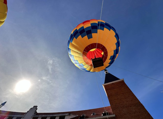 Lần đầu tiên du khách có thể bay khinh khí cầu ngắm Đà Lạt từ trên cao - Ảnh 2.