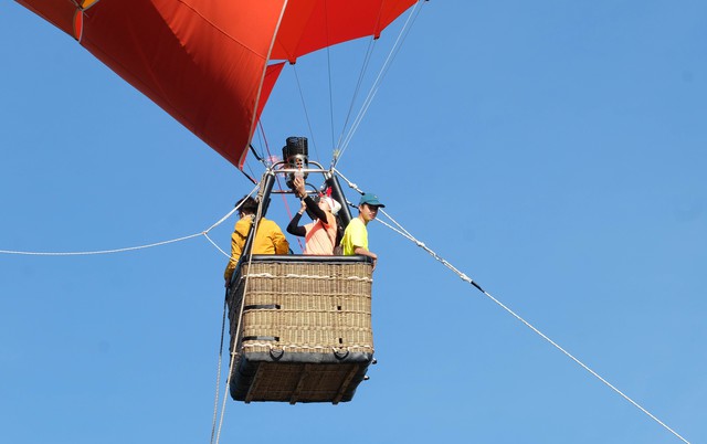 Lần đầu tiên du khách có thể bay khinh khí cầu ngắm Đà Lạt từ trên cao - Ảnh 3.
