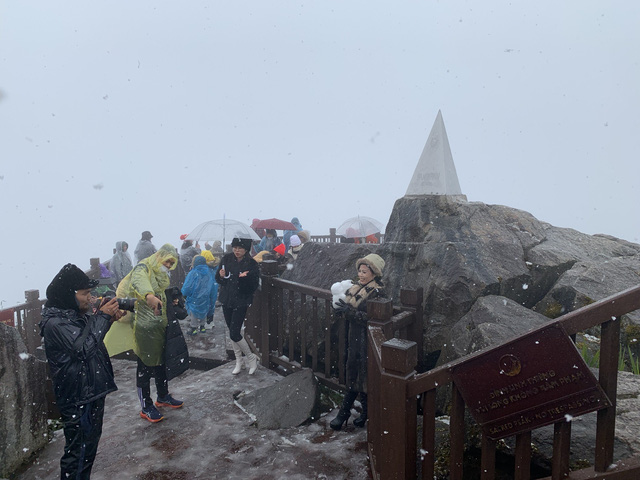 Tuyết tiếp tục rơi trên đỉnh Fansipan - Ảnh 5.