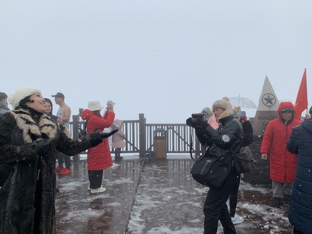 Tuyết tiếp tục rơi trên đỉnh Fansipan - Ảnh 4.