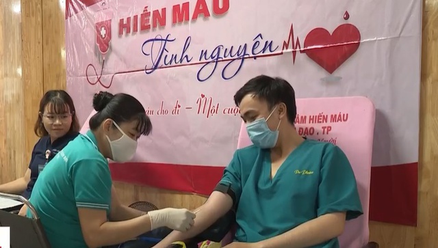 Hơn 100 nhân viên y tế, người dân hiến máu dự trữ cho Tết - Ảnh 1.