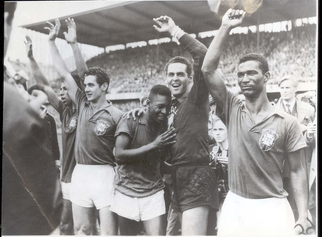 Cuộc đời đáng nhớ của Vua bóng đá Pele qua những bức ảnh - Ảnh 2.