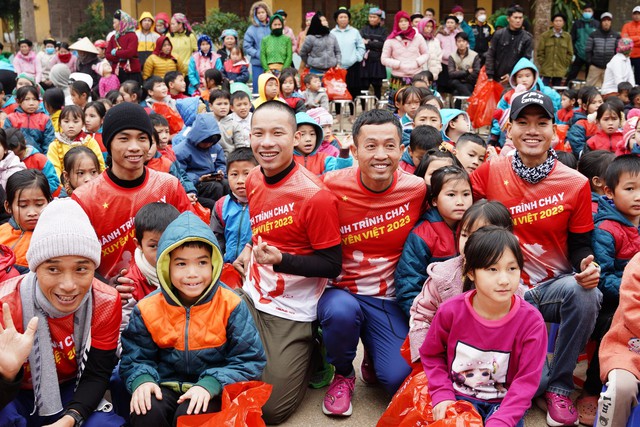 Hành trình Chạy bộ Tiếp sức xuyên Việt 2023 tặng hơn 300 suất quà cho các em học sinh tại Hà Giang - Ảnh 1.