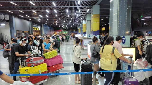 Lượng khách qua sân bay Tân Sơn Nhất tăng cao - Ảnh 1.