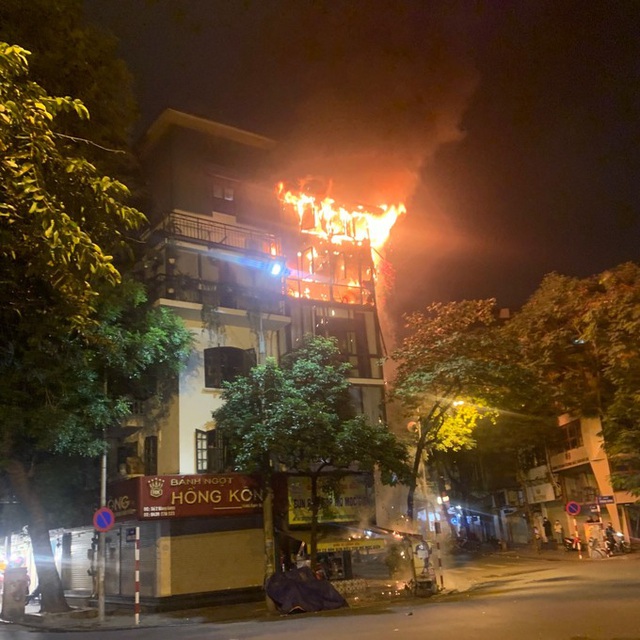 Cháy lớn ở nhiều cửa hàng, nhà dân ở phố cổ Hà Nội - Ảnh 1.