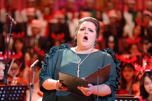 Giọng nữ cao Thụy Điển Asa Jager thăng hoa tại VNAMYO Christmas Concert - Ảnh 3.
