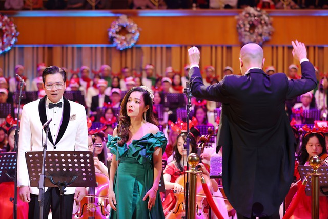 Giọng nữ cao Thụy Điển Asa Jager thăng hoa tại VNAMYO Christmas Concert - Ảnh 5.