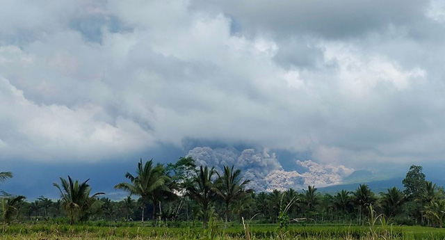 Indonesia sơ tán hàng nghìn người khi núi lửa Semeru phun trào trên đảo Java - Ảnh 3.