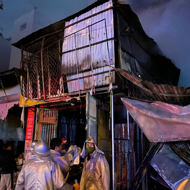 Cháy 4 căn nhà tạm và 1 cửa hàng sửa xe máy bị sập ở Hà Nội - Ảnh 3.