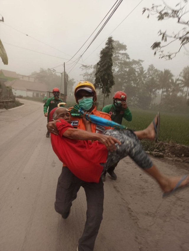Indonesia sơ tán hàng nghìn người khi núi lửa Semeru phun trào trên đảo Java - Ảnh 4.