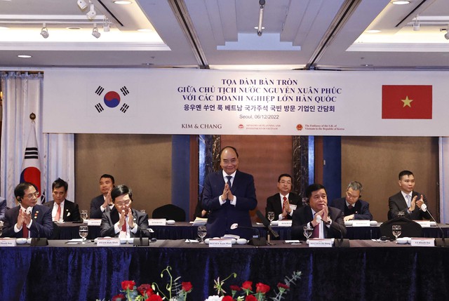 Chủ tịch nước Nguyễn Xuân Phúc tọa đàm với các tập đoàn, doanh nghiệp lớn của Hàn Quốc - Ảnh 1.