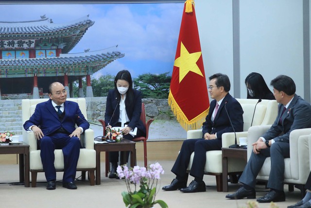 Chủ tịch nước Nguyễn Xuân Phúc thăm tỉnh Gyeonggi, Hàn Quốc - Ảnh 1.
