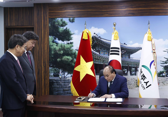 Chủ tịch nước Nguyễn Xuân Phúc thăm tỉnh Gyeonggi, Hàn Quốc - Ảnh 3.