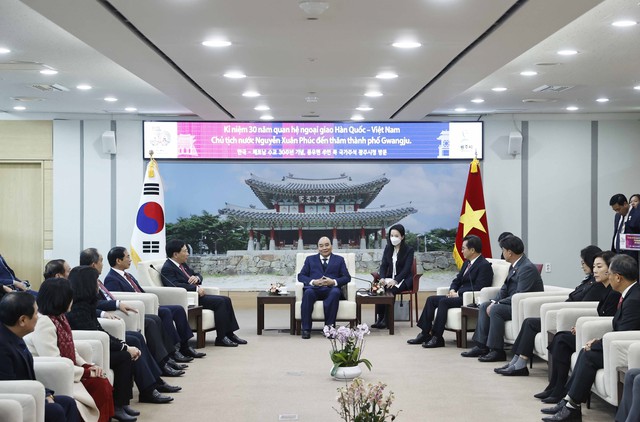 Chủ tịch nước Nguyễn Xuân Phúc thăm tỉnh Gyeonggi, Hàn Quốc - Ảnh 2.