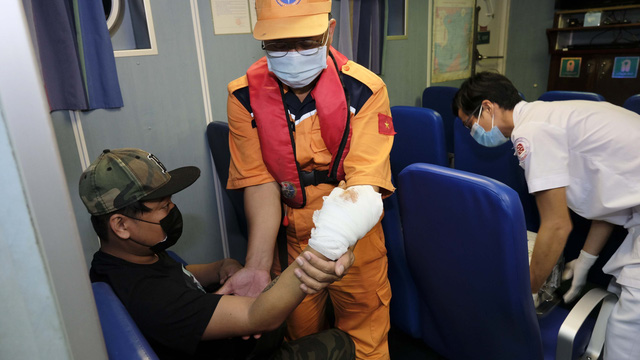 Đưa một thủy thủ tàu nước ngoài bị thương vào điều trị tại Nha Trang - Ảnh 1.