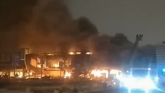Cháy lớn ở trung tâm thương mại gần Moscow - Ảnh 1.