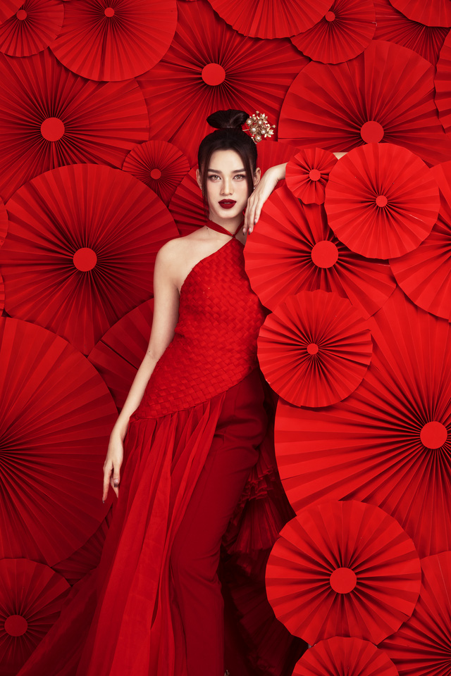 Hoa hậu Đỗ Thị Hà diện yếm đỏ quyến rũ trong bộ ảnh Tết - Ảnh 1.