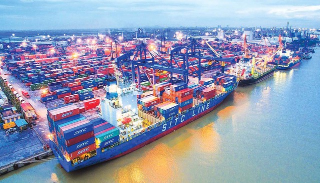 Xuất nhập khẩu tăng mạnh trong ngày đầu năm mới - Ảnh 1.