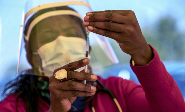 EU thúc đẩy chiến dịch tiêm vaccine ngừa COVID-19 tại châu Phi - Ảnh 1.