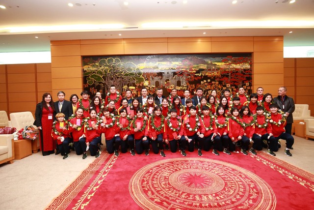 Đội tuyển bóng đá nữ Việt Nam về tới Hà Nội - Ảnh 6.