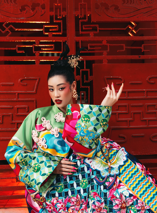 Hoa hậu Khánh Vân khoe sắc với áo dài đầu năm mới - Ảnh 4.