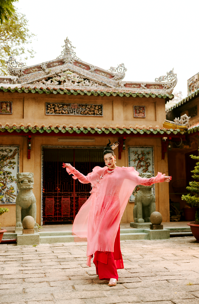 Hoa hậu Khánh Vân khoe sắc với áo dài đầu năm mới - Ảnh 9.