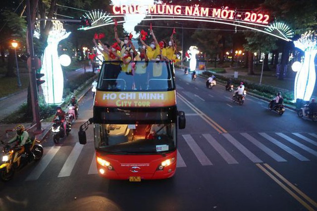 Dàn tuyển thủ nữ Việt Nam diễu hành trên xe bus 2 tầng tại TP.HCM - Ảnh 2.