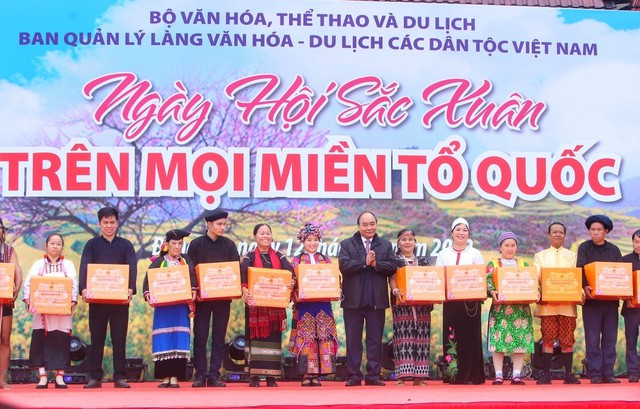 Chủ tịch nước Nguyễn Xuân Phúc dự Ngày hội Sắc Xuân trên mọi miền Tổ quốc - Ảnh 2.