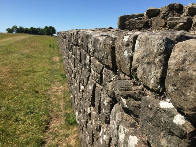 Biến đổi khí hậu đe dọa pháo đài phòng thủ Bức tường Hadrian ở Anh - Ảnh 1.