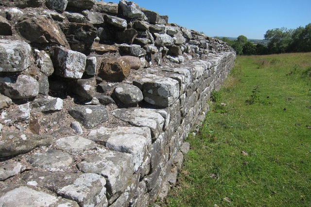 Biến đổi khí hậu đe dọa pháo đài phòng thủ Bức tường Hadrian ở Anh - Ảnh 2.