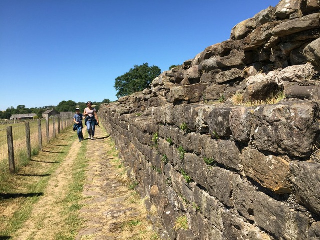 Biến đổi khí hậu đe dọa pháo đài phòng thủ Bức tường Hadrian ở Anh - Ảnh 7.