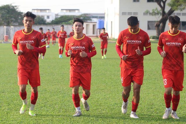 U23 Việt Nam hứng khởi trong buổi tập đầu tiên tại Campuchia - Ảnh 1.