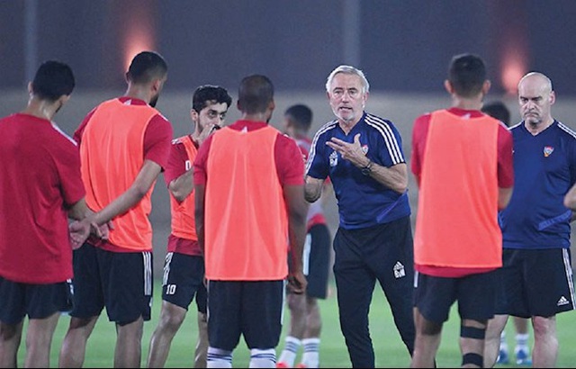 HLV Bert van Marwijk chia tay ĐT UAE - Ảnh 1.