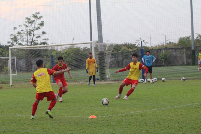 U23 Việt Nam hứng khởi trong buổi tập đầu tiên tại Campuchia - Ảnh 2.