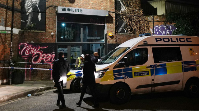 Sàn gác lửng bị sập tại quán bar ở London, 13 người bị thương - Ảnh 1.
