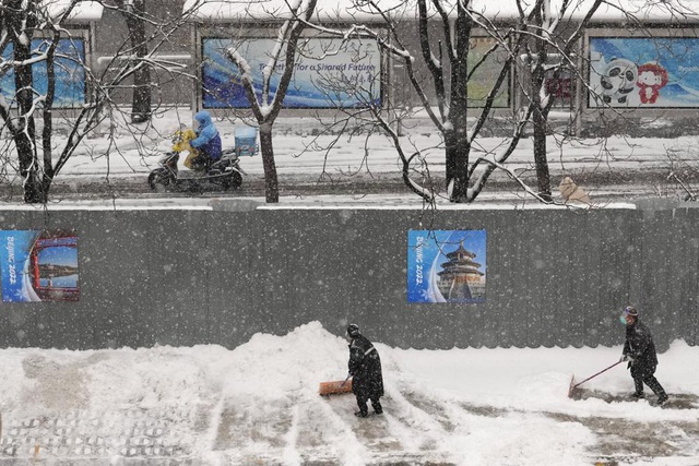 Trung Quốc nâng cao cảnh báo tuyết rơi dày trong trận tuyết đầu tiên ở Bắc Kinh - Ảnh 2.
