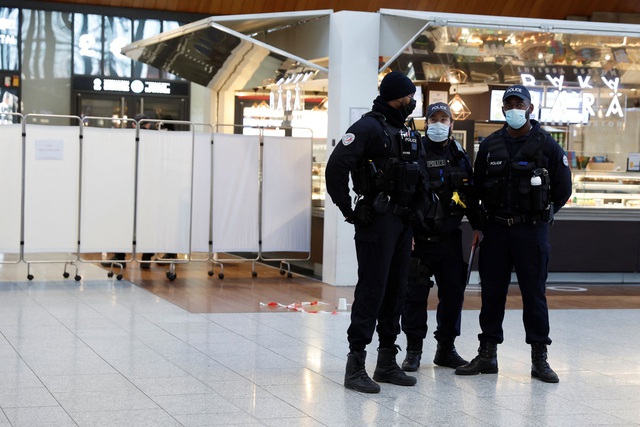 Pháp: Cảnh sát hạ gục đối tượng tấn công bằng dao tại nhà ga Paris - Ảnh 4.