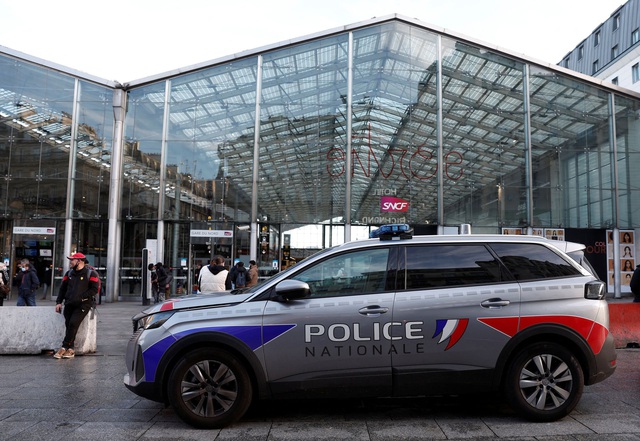 Pháp: Cảnh sát hạ gục đối tượng tấn công bằng dao tại nhà ga Paris - Ảnh 1.